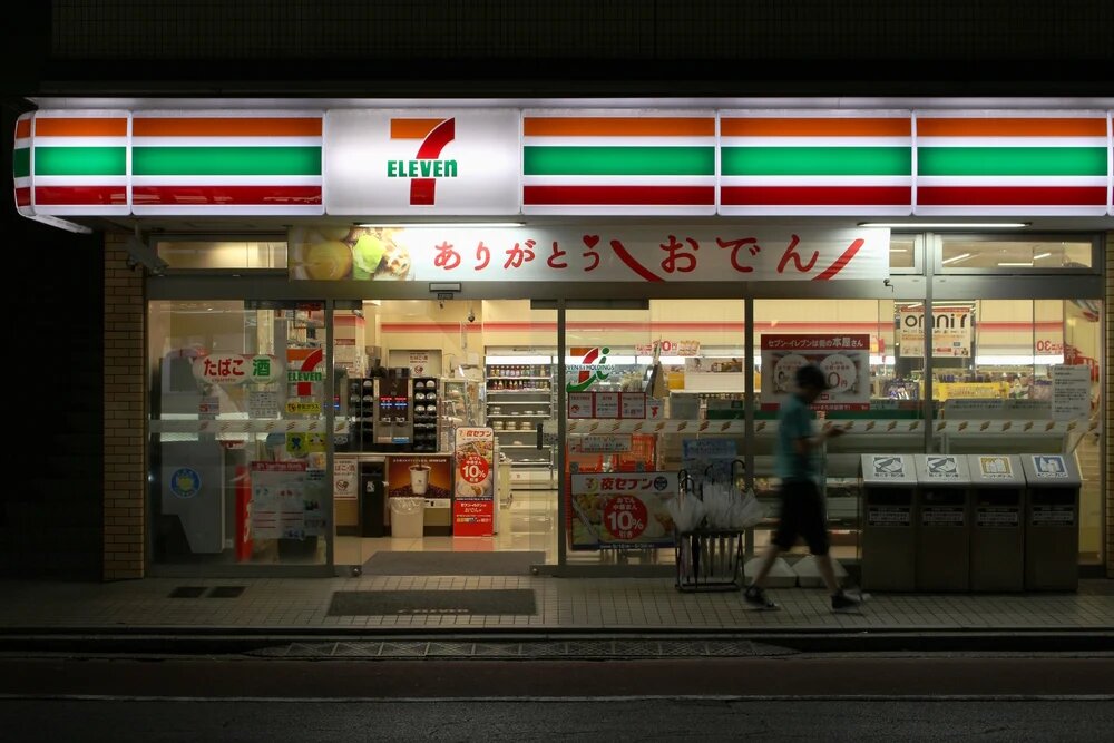 7 eleven. 7 Элевен магазин. Джо Томпсон 7 Eleven. Магазин 7 Элевен Япония. 7-11 Севен Элевен.