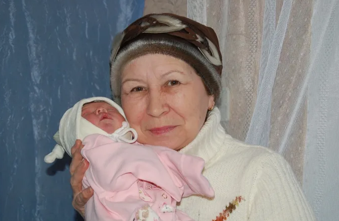 Старушка для детей. Бабушка и внучка. Пожилая женщина с ребенком. Выписка с роддома бабушка. Веселая бабуля с внучкой.