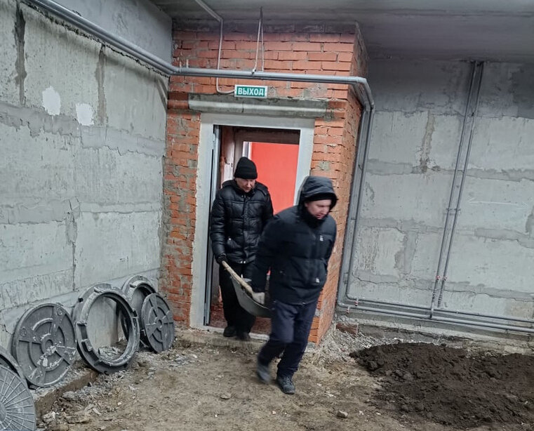    Среди рабочих: работники котельной, администрации, учебных заведений, спортивные тренеры. Вознаграждение за работу на объекте они не получали