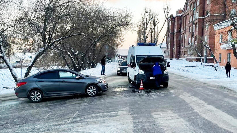 Ну вот, опять. На прошлой неделе в Иркутске лидер нашего рейтинга на перекрестке не пропустил скорую помощь. Фото ГИБДД Иркутска