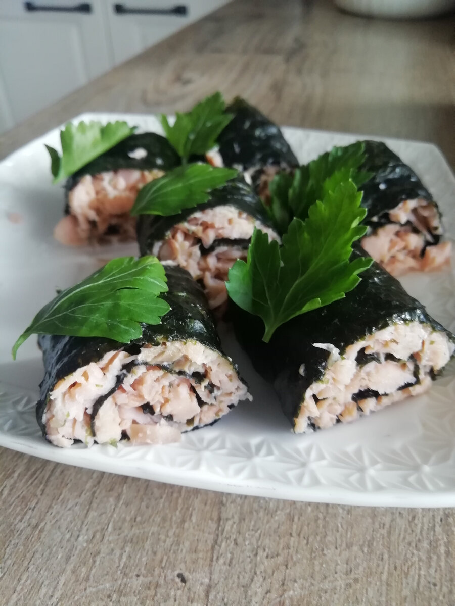 Горбуша — 94 г — у меня была домашняя малосольная, кинула на сковородку, как схватилась, размяла вилкой и завернула в лист нори. Украсила зеленью.