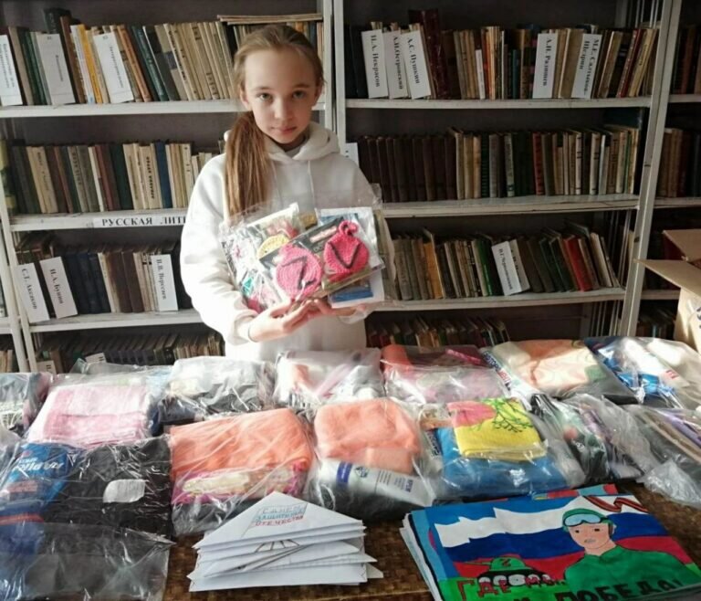    В Соль-Илецком округе пятиклассница связала для наших защитников талисманы — шевроны Кристина Просвиркина