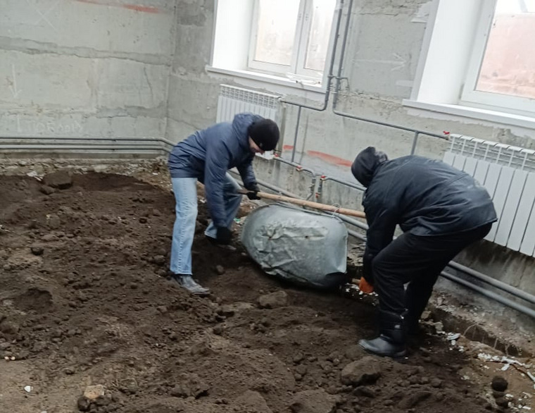    В администрации Звериноголовского округа сообщили, что бюджетники села участвовали в субботнике в здании культурно-оздоровительного центра. Объект должны были сдать в 2020 году. Дата открытия КОЦ не уточняется