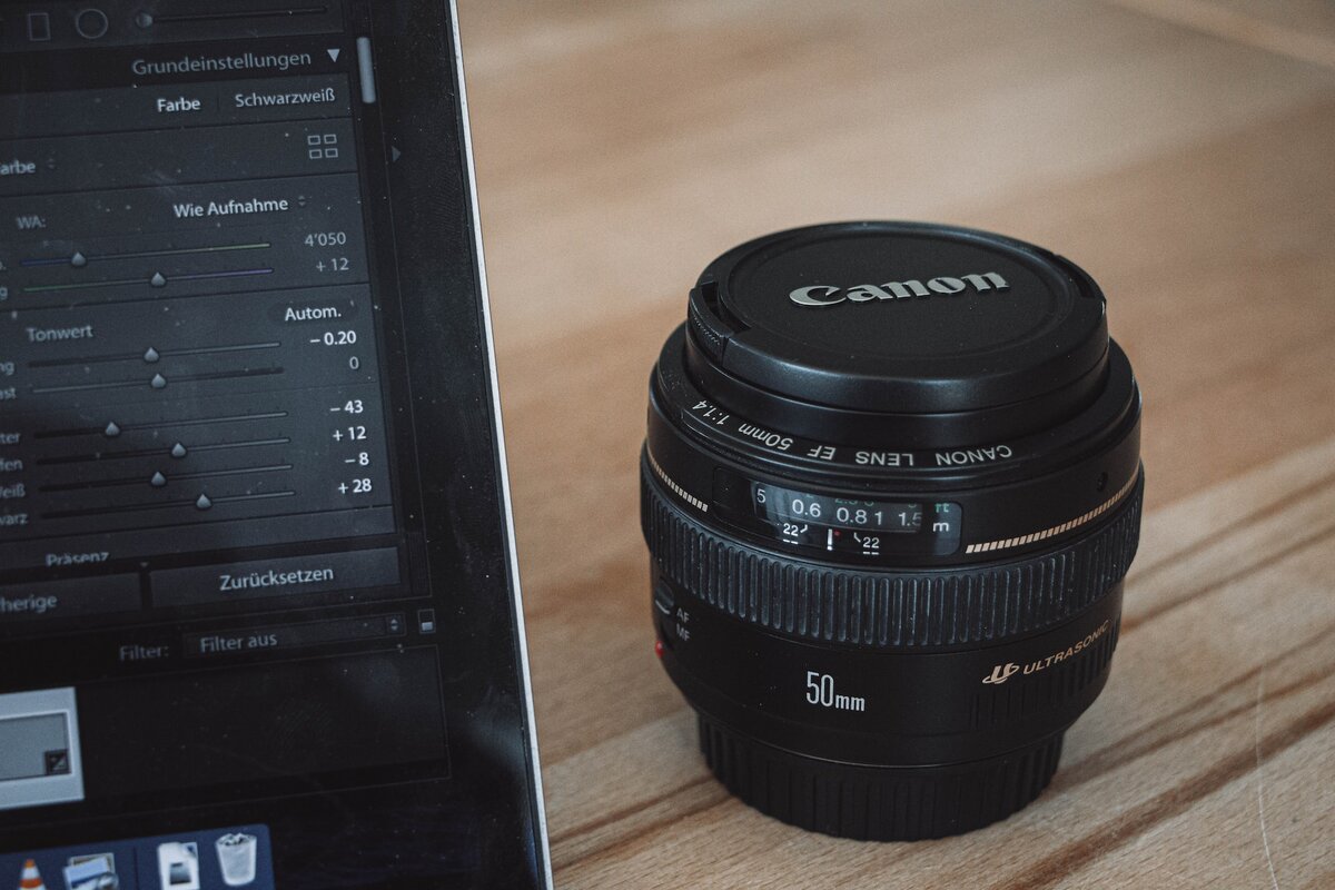    Даже очень светосильные зумы бывают бюджетными / Фото: unsplash.com