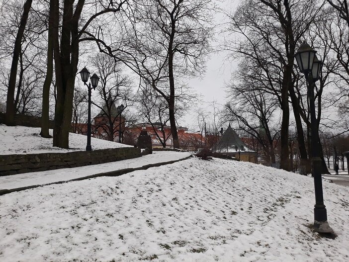 зимняя дача. падал белый снег. падал падал первый снег. дорожку к дому твоему усыпал снег холодной. засыпанный снегом тротуар.