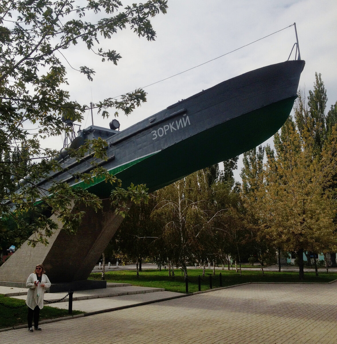 Поставленный в мае 1975 года Памятник морякам Азовской военной флотилии сегодня является объектом культурного наследия регионального значения