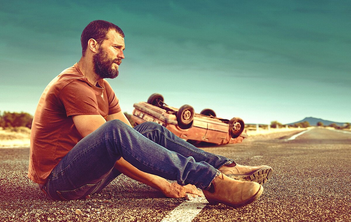 Всё, конечно, и так очевидно, но не грех напомнить: не делайте так в реальной жизни - доверяйте сидеть посреди шоссе только профессионалам! 