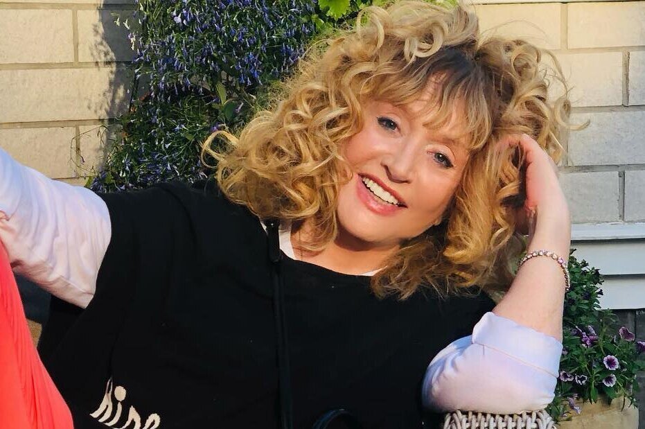     Похудевшая Алла Пугачева в белом тренче появилась на концерте Лаймы Вайкуле в Израиле: видео