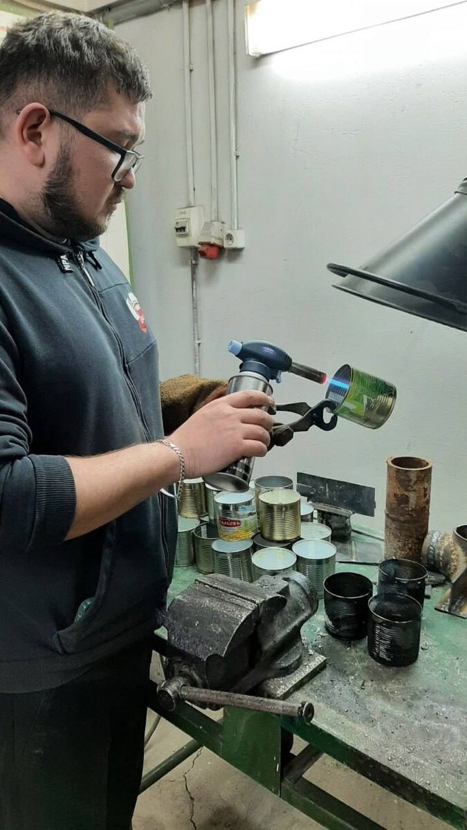  📷    Жители Акбулакского района отправили участникам СВО уже 400 блиндажных свечей Кристина Просвиркина