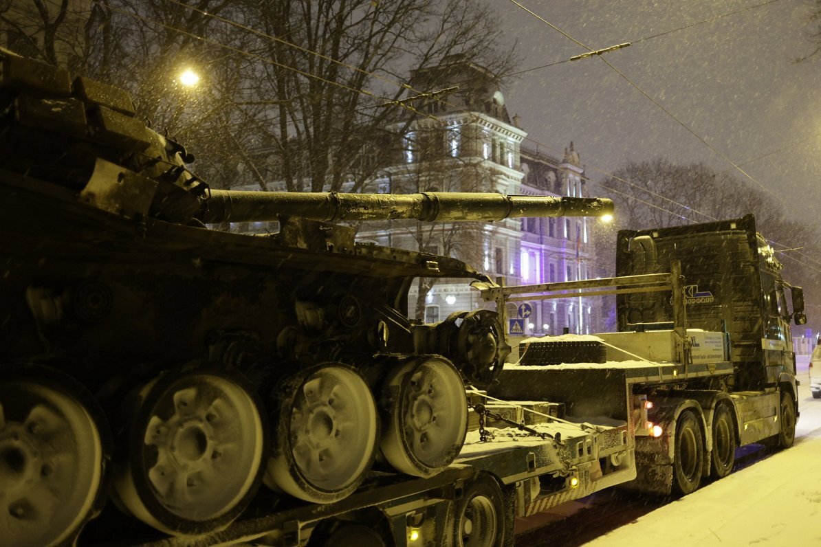 Перед посольствами России в Берлине, Риге и Вильнюсе с утра пятницы, 24 февраля, стоят подбитые на Украине танки Т-72. Аналогичный «перфоманс» ожидается также в Таллинне.-2