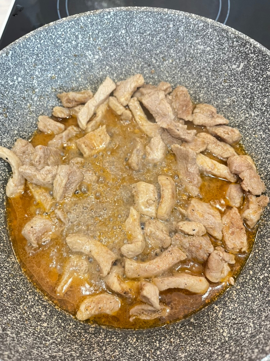 На сковороде обжариваем мясо со специями до полуготовности. (Я не добавляю масло) 