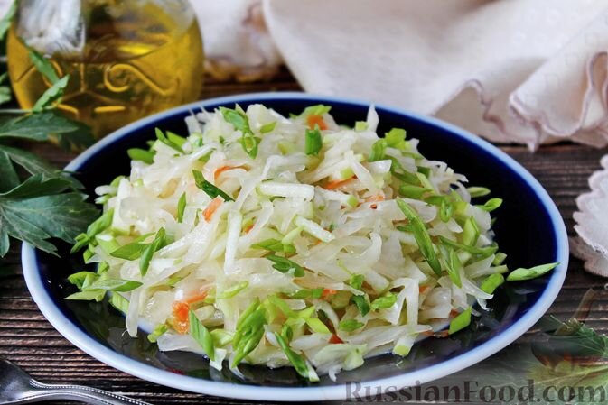 капуста квашеная, яблоко, лук зелёный, масло растительное, мёд, соль, перец чёрный молотый