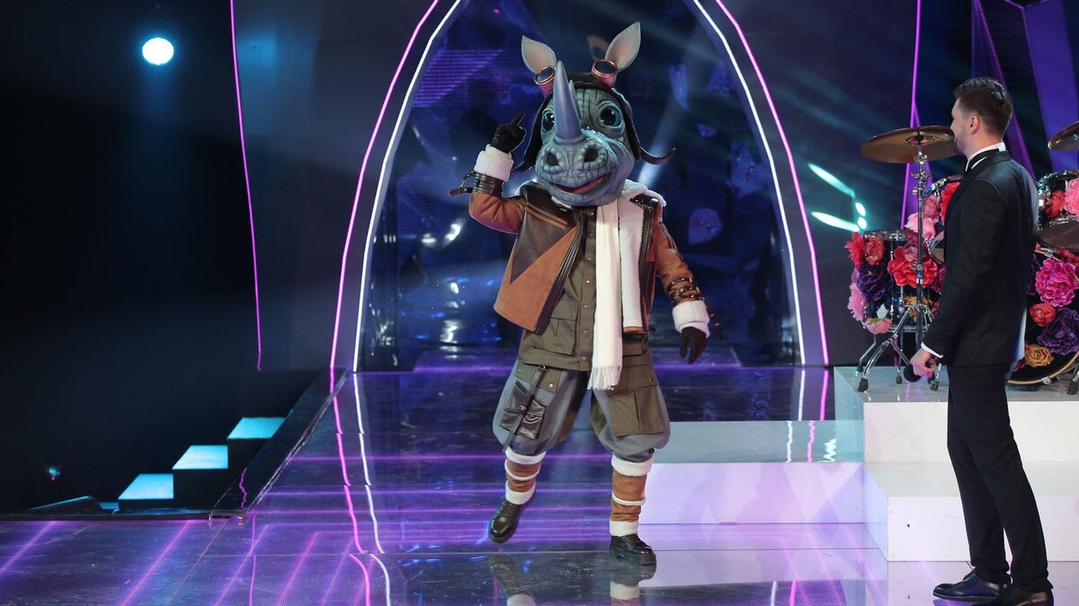    Кирилл Туриченко в костюме Носорога в шоу «Маска»