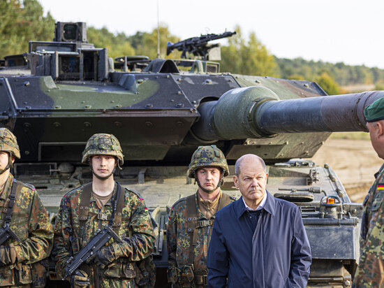     Канцлер германии Олаф Шольц возле танка Leopard. Фото: AP.