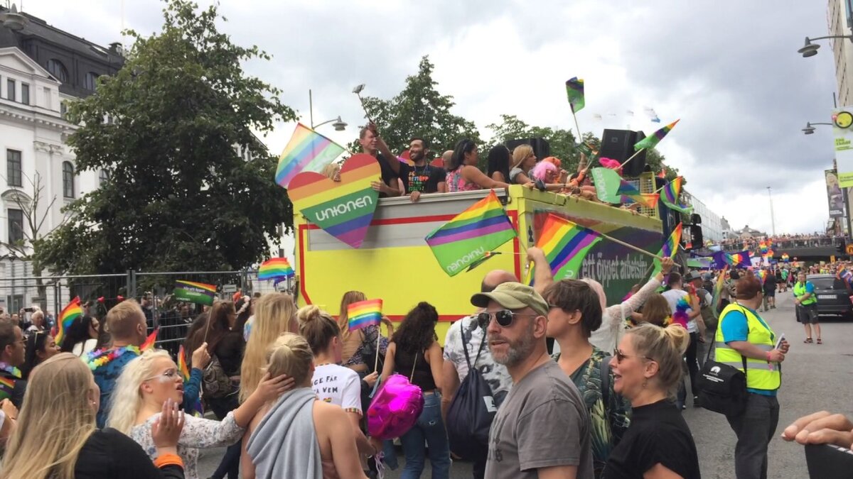 Вначале, мы хотели сделать фото женщины с двумя мужиками, но потом поняли: этот шабаш лучше отражает суть происходящего в Швеции