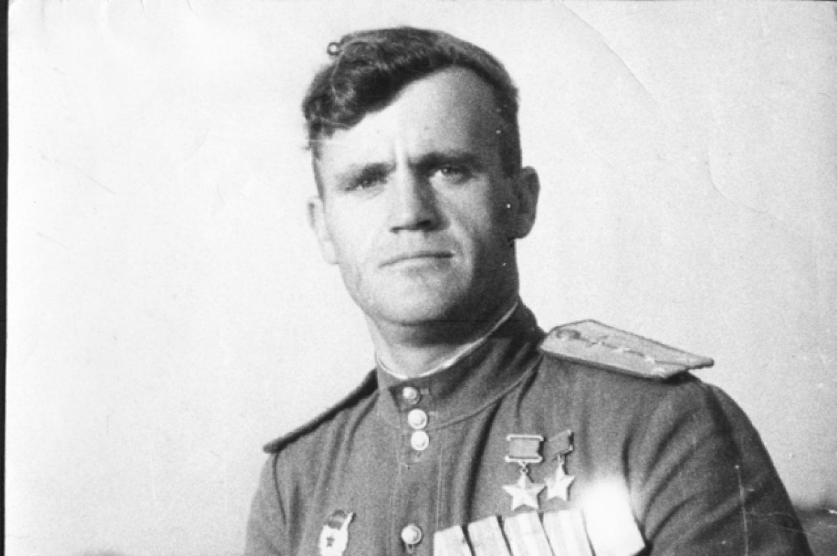 Павел Михайлович Камозин. Павел Михайлович Камозин Советский лётчик. Камозин летчик Брянск. Камозин дважды герой советского Союза летчик.