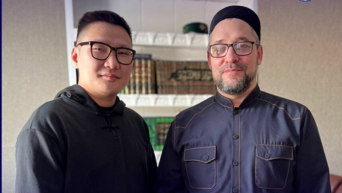     Имам-хатыб Соборной мечети краевого центра Салават-хазрат Билалутдинов провел встречу с ученым-историком с Айталом Яковлевым, канд. ист. наук, доцентом СВФУ, научным сотрудником ИГИПМНС СО РАН.