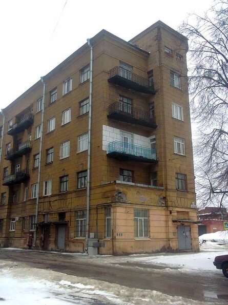 1. Сталинский многоквартирный дом в конструктивистском стиле.