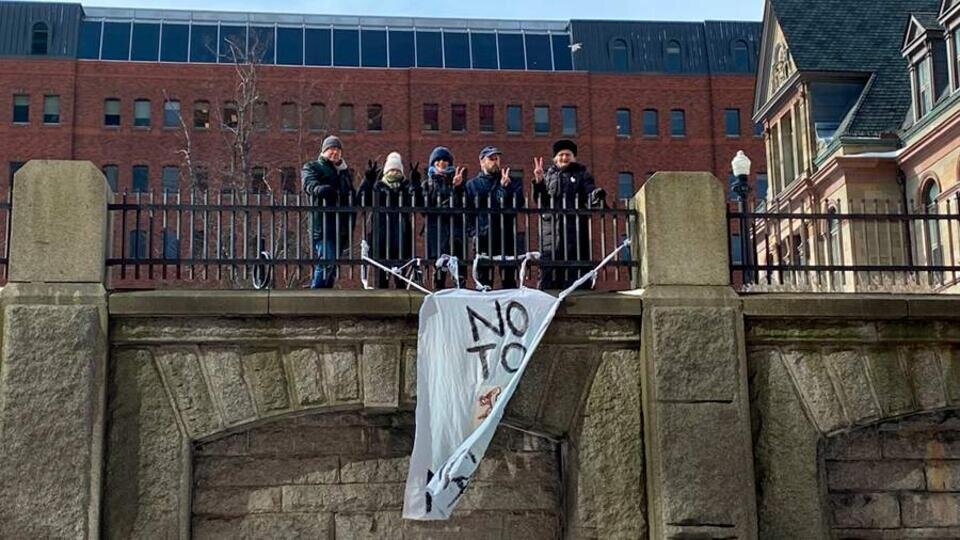     Акция против поставок оружия Украине прошла в Канаде CTV