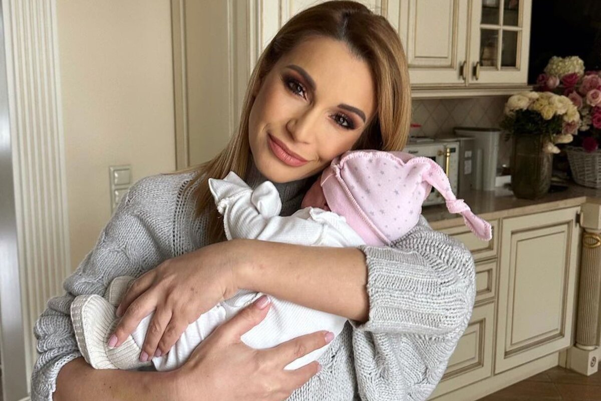     «Ребра разошлись, дикая боль»: Ольга Орлова рассказала о последствиях поздней беременности