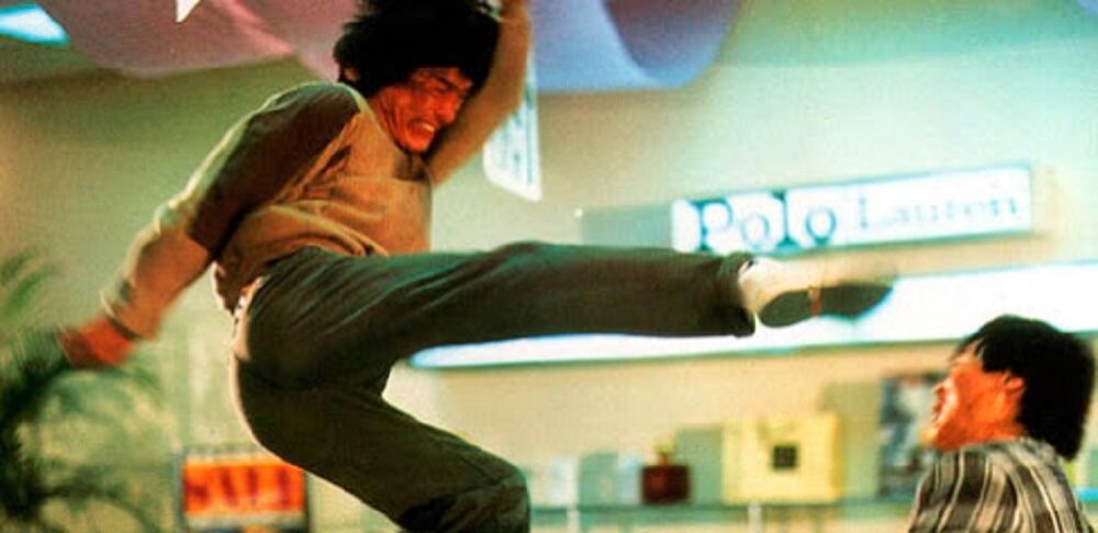 Джеки Чан считается одним из величайших мастеров боевых искусств в мире. Он не только актер и режиссер, но и опытный боец, освоивший несколько стилей боевых искусств.-2