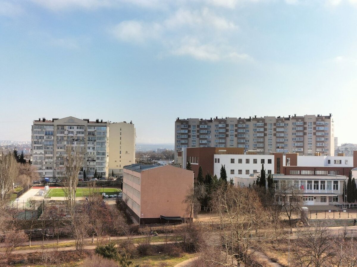 37 школа, Севастополь. На фото видно старый корпус, а за ним возвышается новый, но его ещё не открыли. Также ещё доделывают стадион и территорию. В следующем учебном году точно откроют.