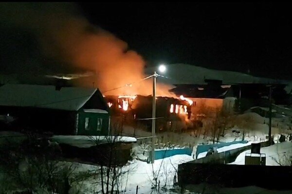    В Медногорске полностью сгорел жилой дом. Пожарные не могли к нему проехать из-за неочищенных дорог (видео)