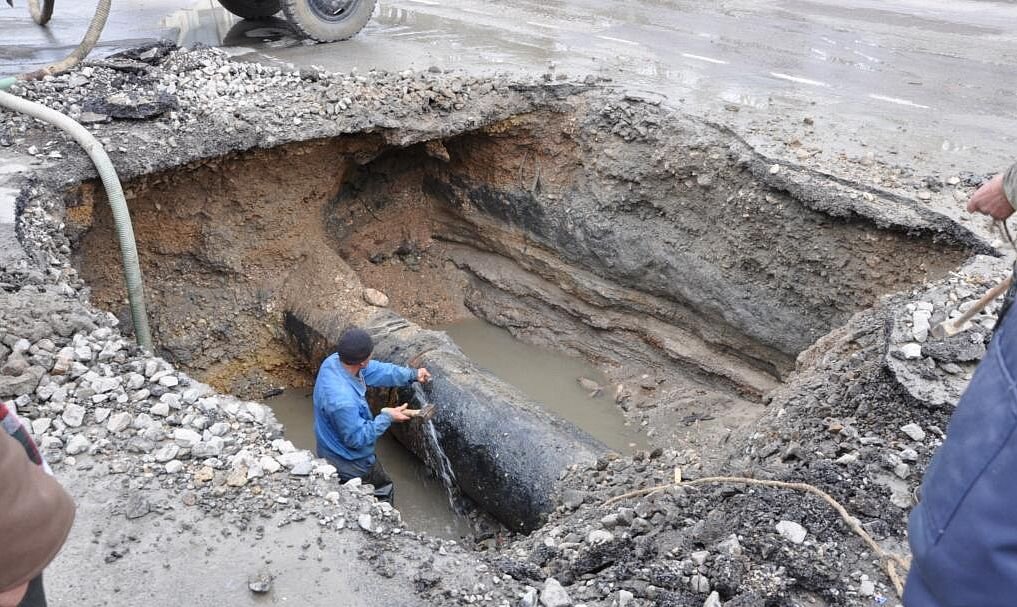 Латание водовода в Керчи. Источник "Керчь FM"