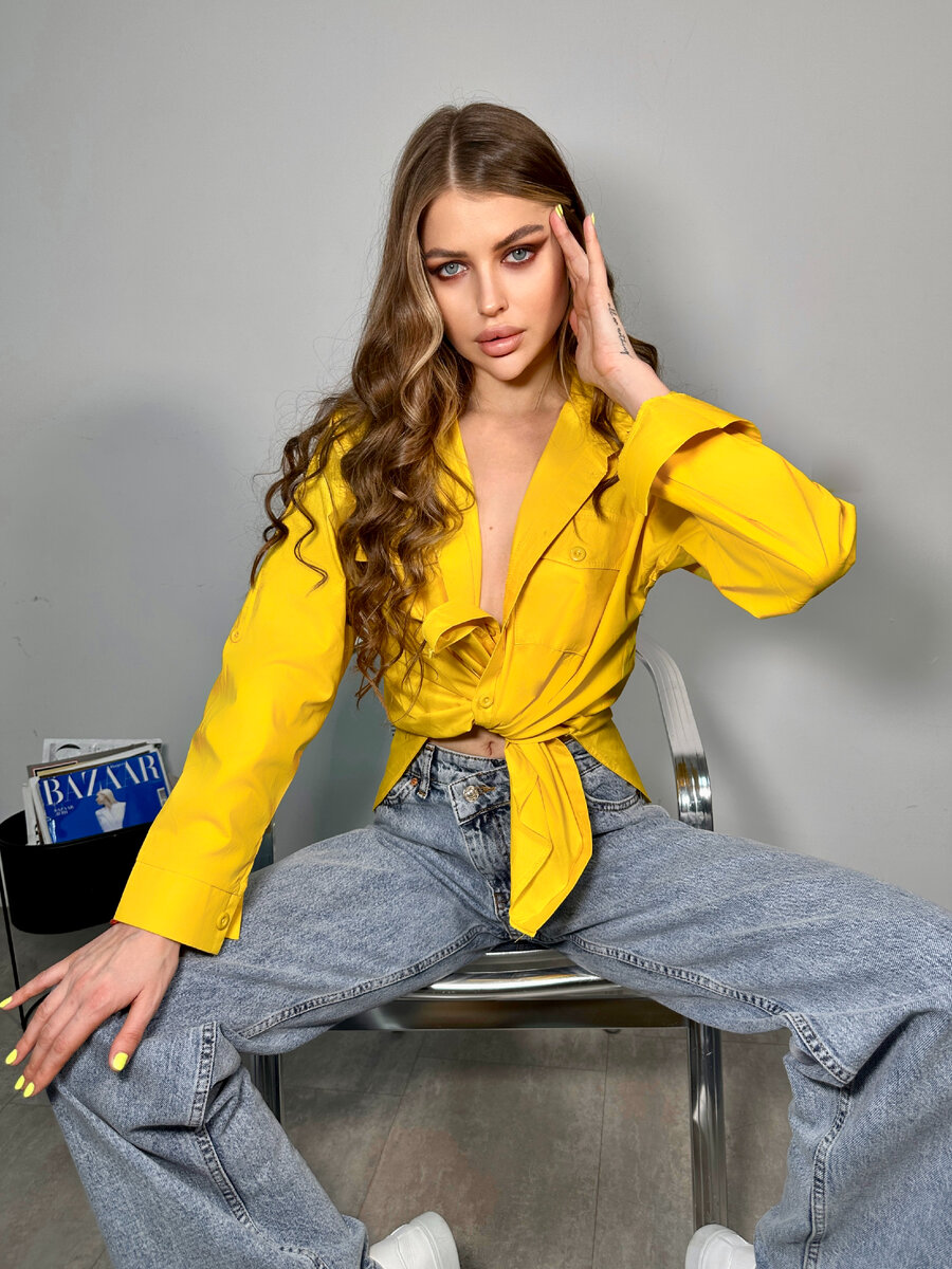 Желтая рубашка и джинсы