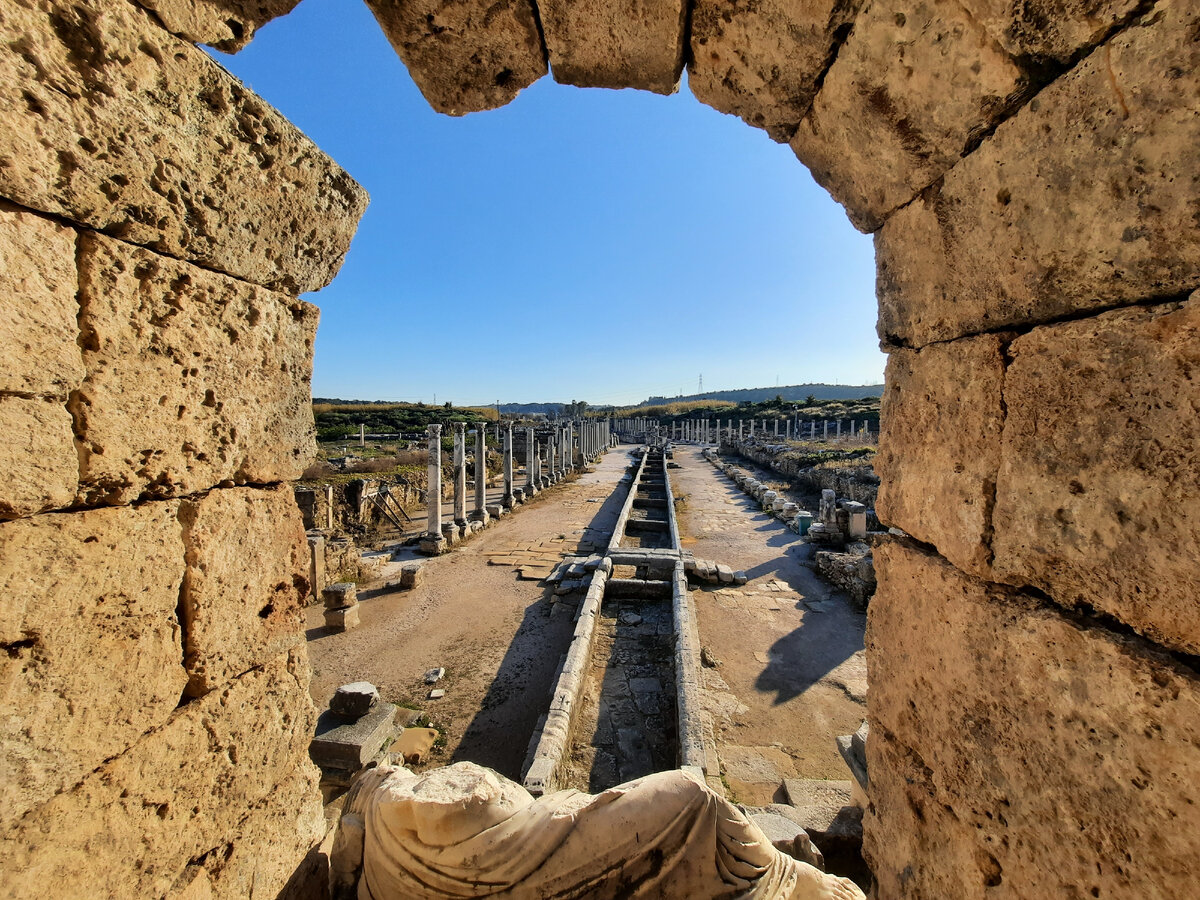 Когда-то по каналу в центре фото текла вода, снабжая прохладой и питьем весь город.