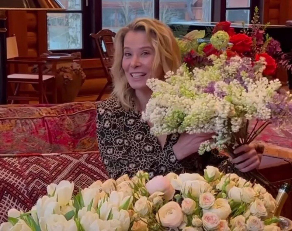     Юлия Высоцкая вышла на сцену в постановке своего мужа. Фото: соцсети.