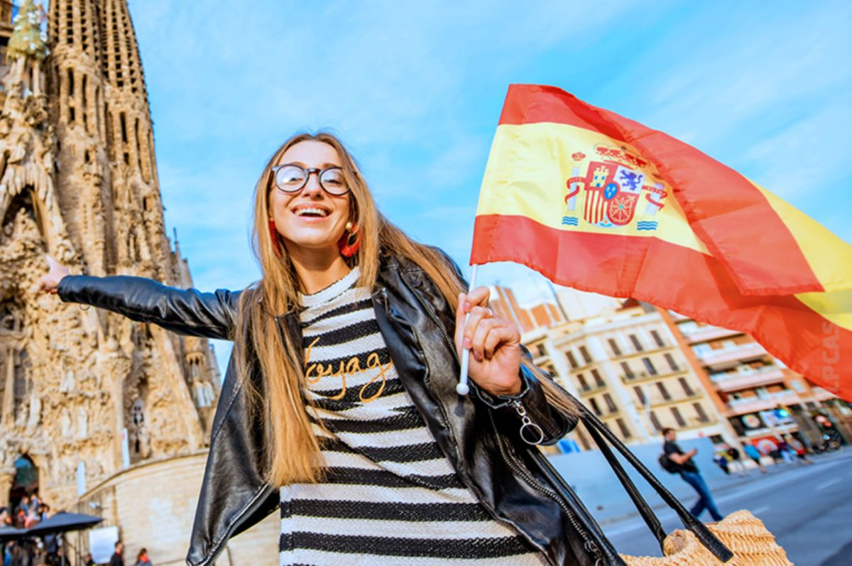 На русский spain. Испания ПМЖ. Граждане Испании. Испания туристы. Фотосессия в Испании для русских.