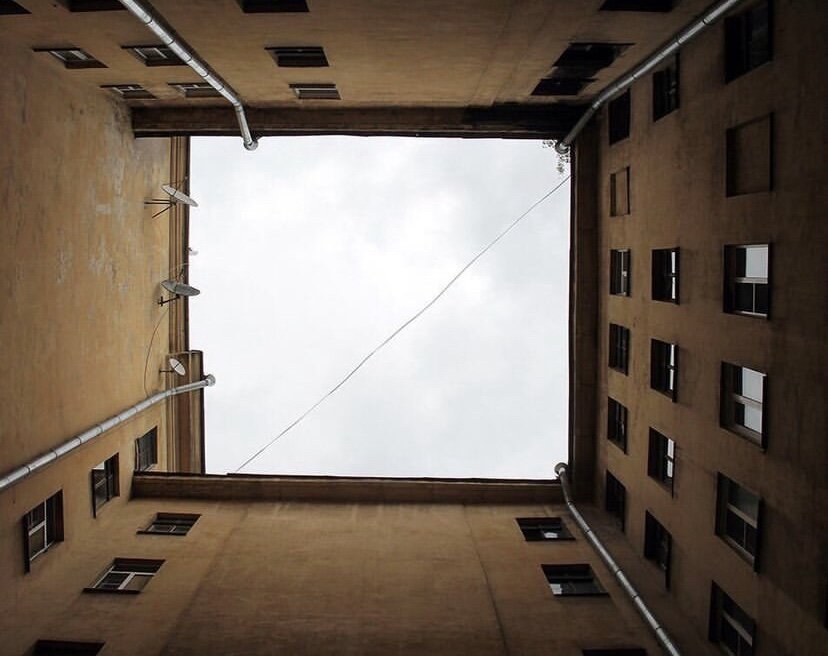 Классический двор-колодец Санкт-Петербурга. 