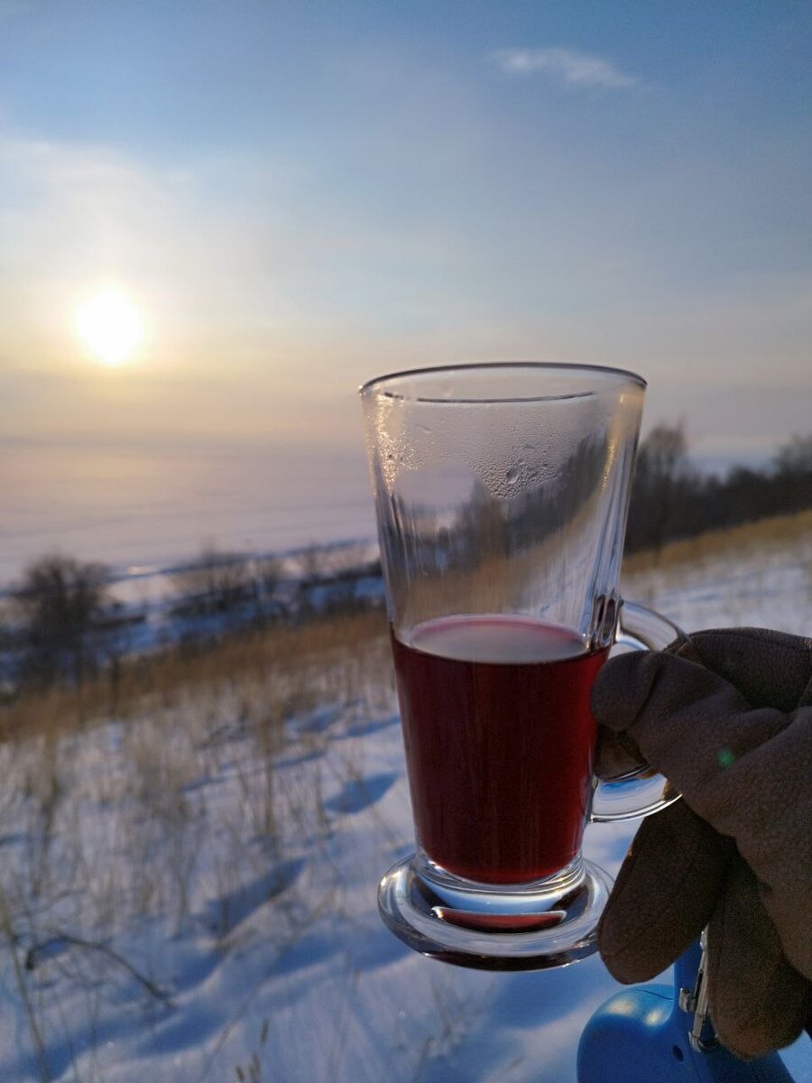 



Зима ...И щиплет морозец щёчки и хрустит снежок под ногами и выдувает ветерок с Волги тепло , ноо... что может сравнится с зимними прогулками ,когда вокруг всё волшебно сверкает и переливается , единственное но, это то, что я мерзляка - нытяка , зимняя прогулка для меня не мыслима без горячего чая ))



