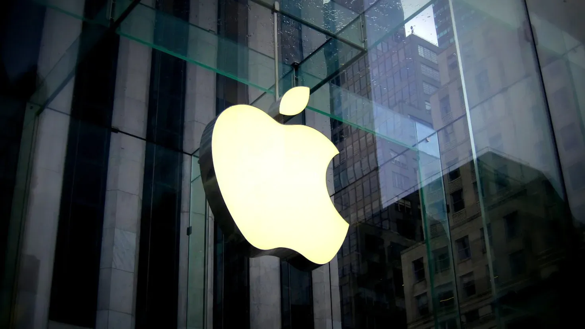 Apple Inc. столкнется со снижением продаж iPhone в 2023 году и впервые за четыре года уступит по динамике в этом сегменте
конкурентам, пишет Интерфакс-Казахстан со ссылкой на прогнозы аналитиков UBS.                                            
Эксперты ожидают, что продажи iPhone в этом году
уменьшатся на 0,7%, до 229 млн единиц. В то же время продажи смартфонов на
основе операционной системы Android, по их оценкам, вырастут на 3,2%.                                             «Впервые с 2019 года динамика продаж смартфонов Apple будет
хуже по сравнению с конкурентами», - говорится в обзоре UBS, который цитирует
Barron's.                                            
Такой прогноз эксперты объясняют тем, что главным
двигателем продаж в текущем году будут азиатские рынки, а не ключевой для
производителя iPhone рынок Северной Америки.                                            
Глобальные продажи смартфонов в 2022 году упали на
11%, до 1,21 млрд, минимального уровня с 2013 года, свидетельствуют данные
International Data Corp. (IDC).
Согласно прогнозу UBS, в текущем году продажи
вырастут на 2,5%.
Несмотря на ожидаемое снижение продаж iPhone,
эксперты UBS сохраняют рекомендацию «покупать» для акций Apple, отмечая
ожидаемый рост сервисной выручки компании.                                            
Аналитики сохраняют прогнозную цену бумаг Apple на
уровне 180 долларов.
Акции компании подешевели на 8,8% за последние 12
месяцев. На закрытие рынка в пятницу их цена составляла 152,55 доллара.