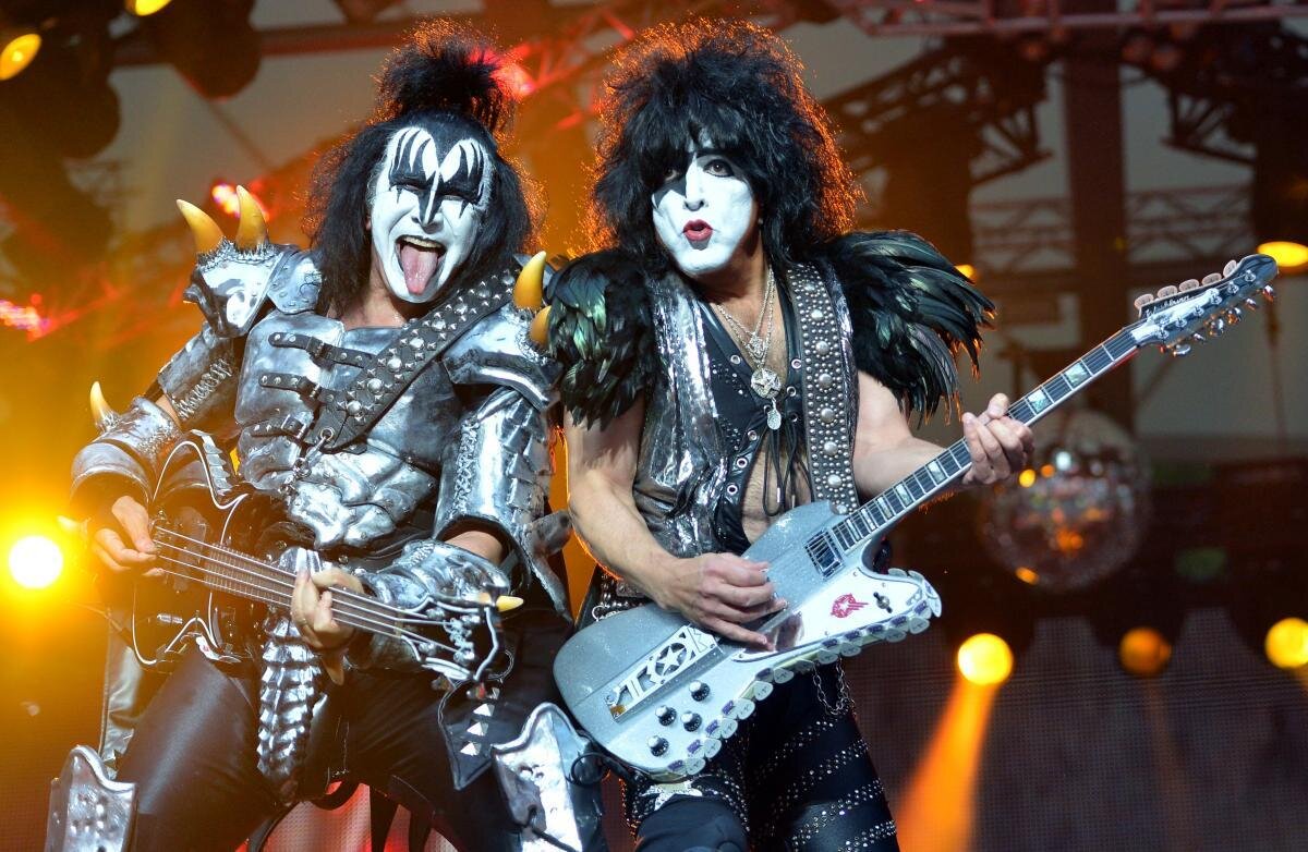 Что такое рок. Paul Stanley 80х. Группа Кисс на стадионе. Кисс группа последний концерт в Москве. Яркие фото музыкантов рокеров