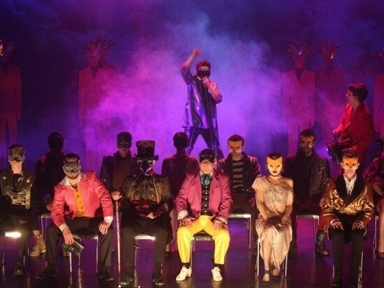     сцена из спектакля "Карнавал в Вероне" фото костромского драмтеатра