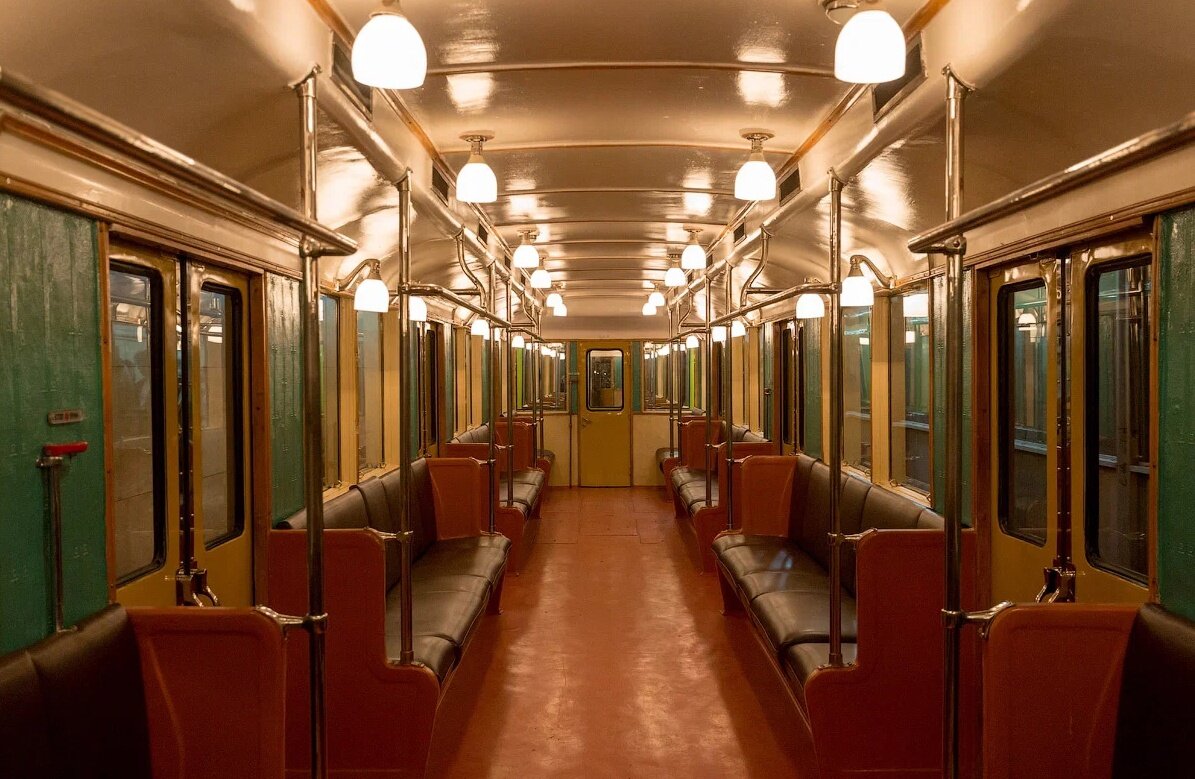 Первые вагоны метро в москве