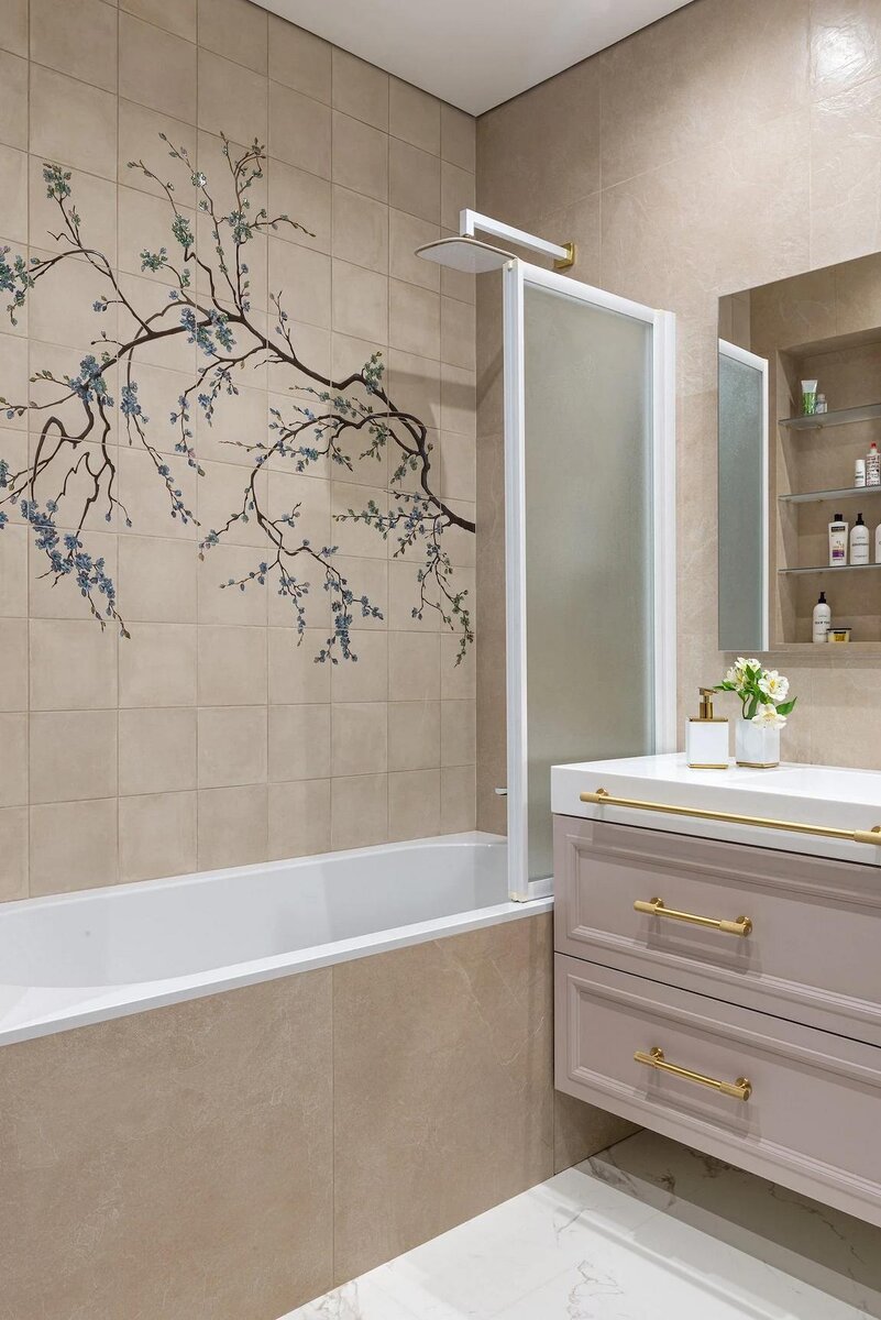 Мрамор, латунь и дерево. Просторный интерьер с изысканными деталями