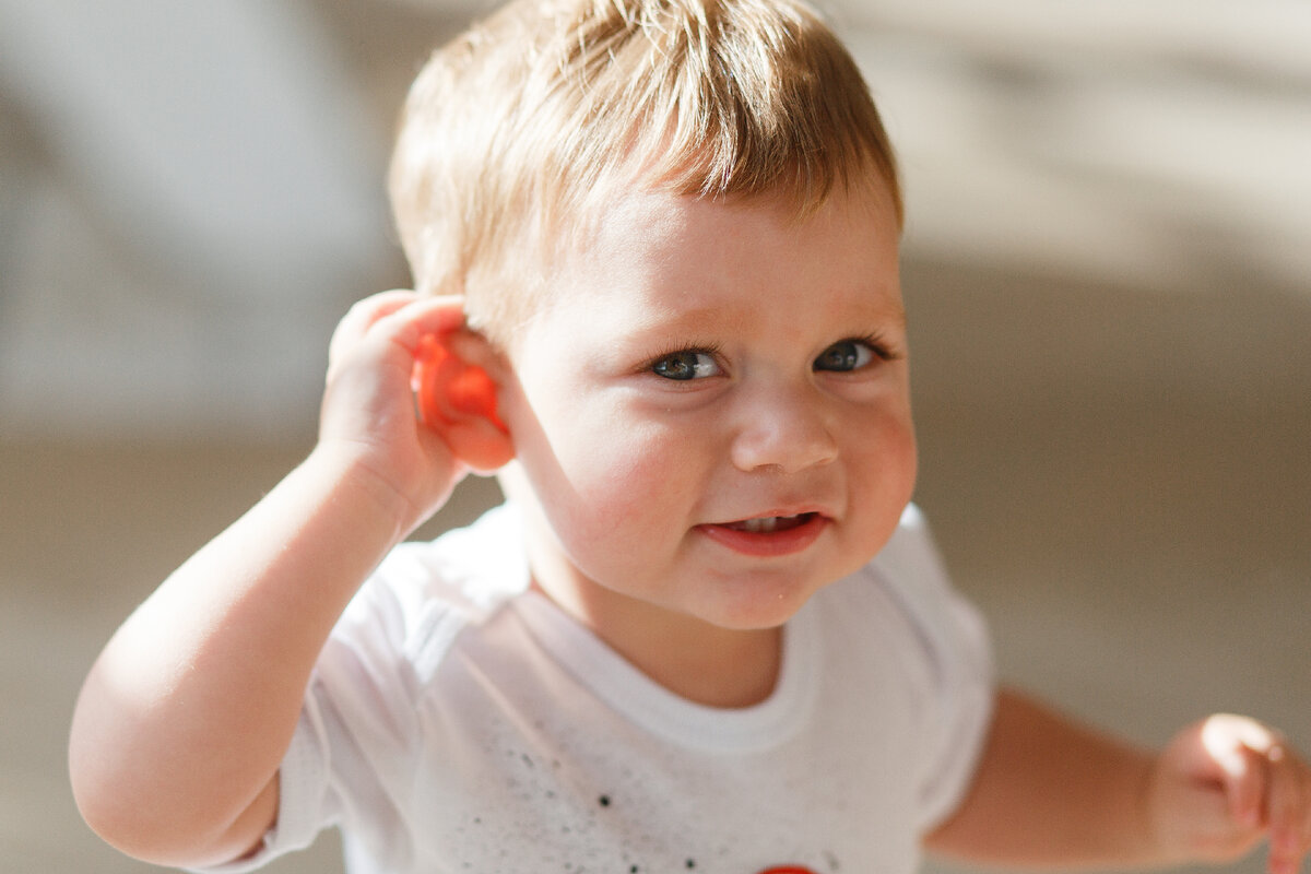 Звуковая детей 2 3 лет. Дети с нарушением слуха.. Ребенок. Слуховое восприятие у детей. Ребенок слушает.