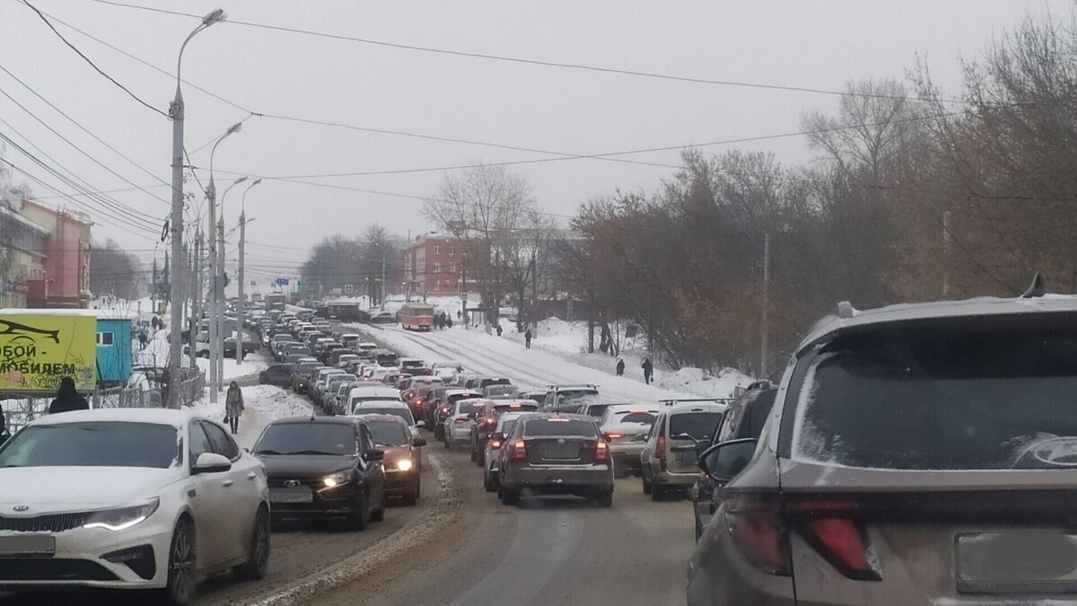     В социальных сетях жители Ижевска вновь сообщили о больших и ежедневных пробках на дорогах города.