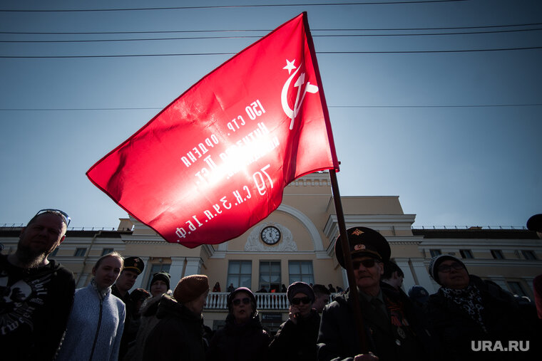    Поднятие Знамени Победы воспитает патриотизм среди молодежи, считают в КПРФ