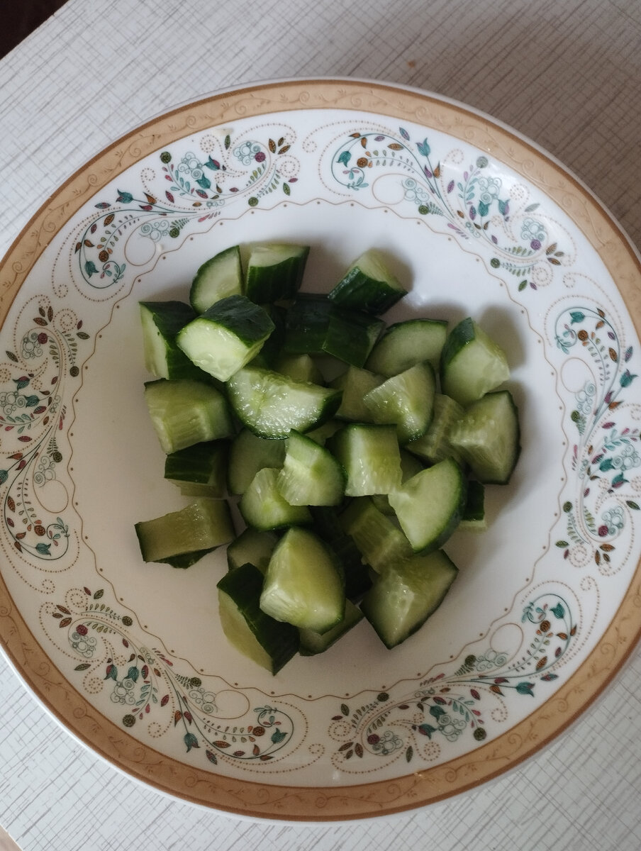 1. Крупным кубиком нарезать огурец.