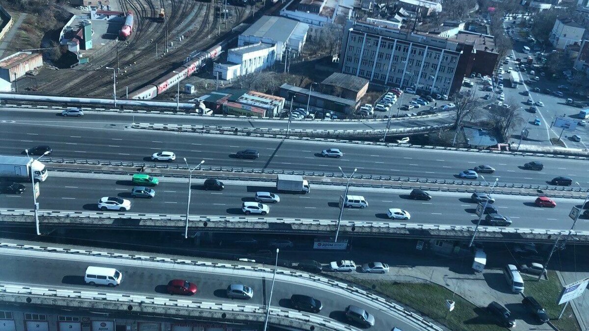     Уже второй день СМИ пестрят заголовками о том, что в России, и конечно же во Владивостоке, изменились правила проезда круговых перекрестков. Водители столицы Дальнего Востока пока не поняли «прикола» и продолжают ездить, как и ездили по всем этим круговым участкам.