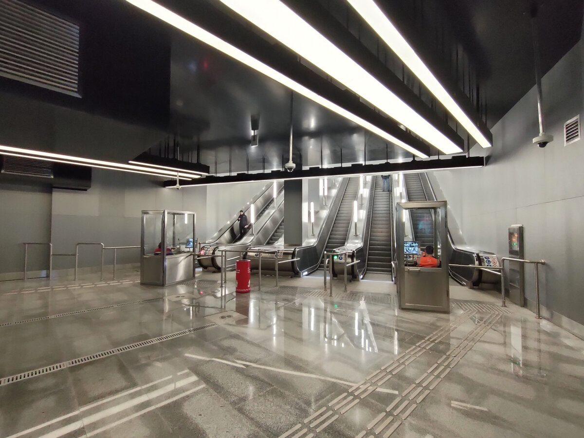 📷 1: Станция «Печатники» - вторая станция московского метро (после Окской), в наклоне которой смонтировано сразу 5 эскалаторов. В связи с этим у эскалаторов работают одновременно 2 дежурных.