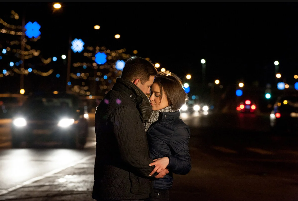Поцелуй ночью на улице. Влюбленные в городе. Влюбленные вечером. Ночная фотосессия в городе.