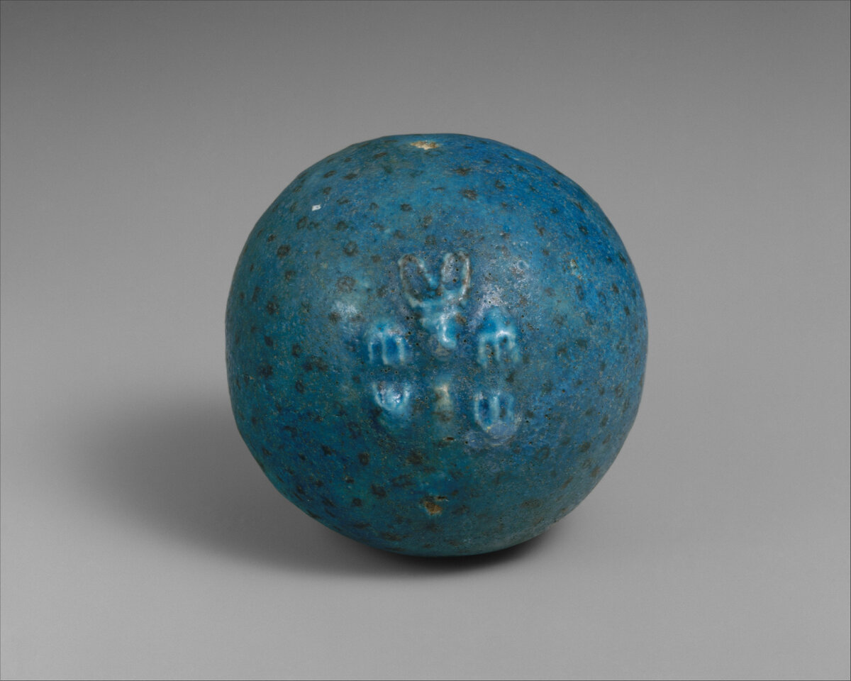 Сферический ёжик. около 1550–1450гг. до н.э. Фаянс. диаметр 5,8 см. ММ.