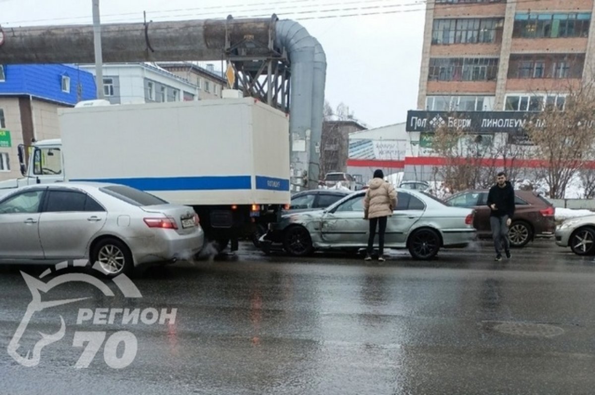    В Томске из-за массового ДТП образовалась пробка: проклятый перекресток