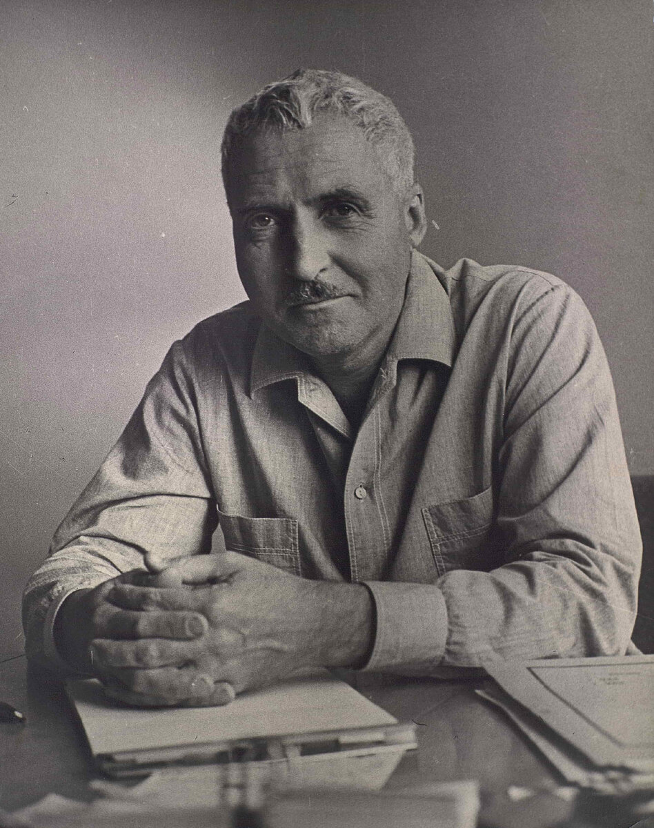 Симонов Константин Михайлович, советский прозаик, поэт, драматург, киносценарист, общественный деятель, журналист и военный корреспондент. Герой Социалистического Труда (1974), лауреат Ленинской премии (1974) и шести Сталинских премий.