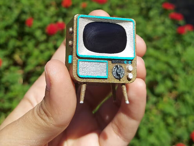 Телевизоры Tiny TV действительно очень маленькие, не больше спичечного коробка